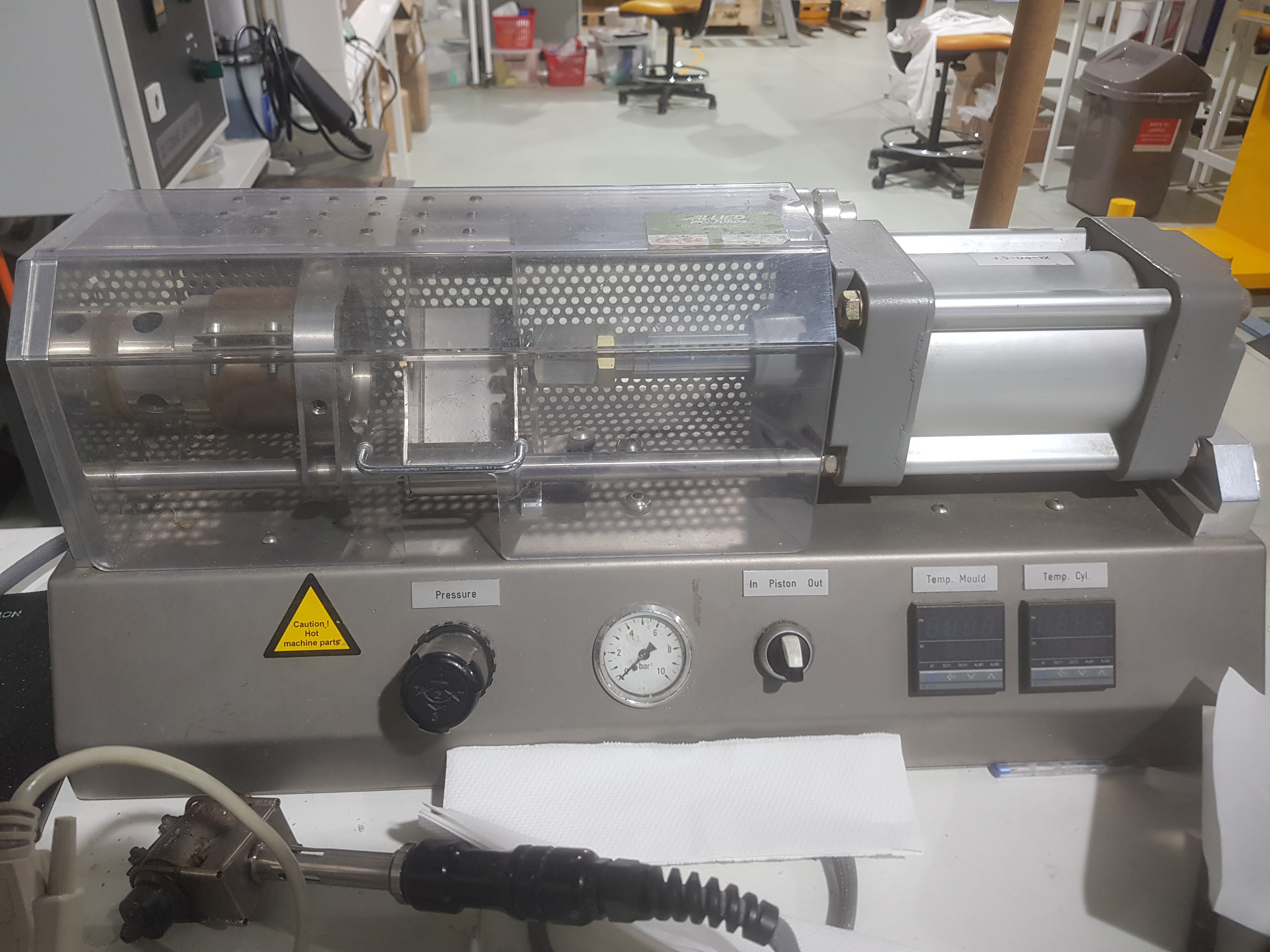82 - G50 - Lab scale injection moulder